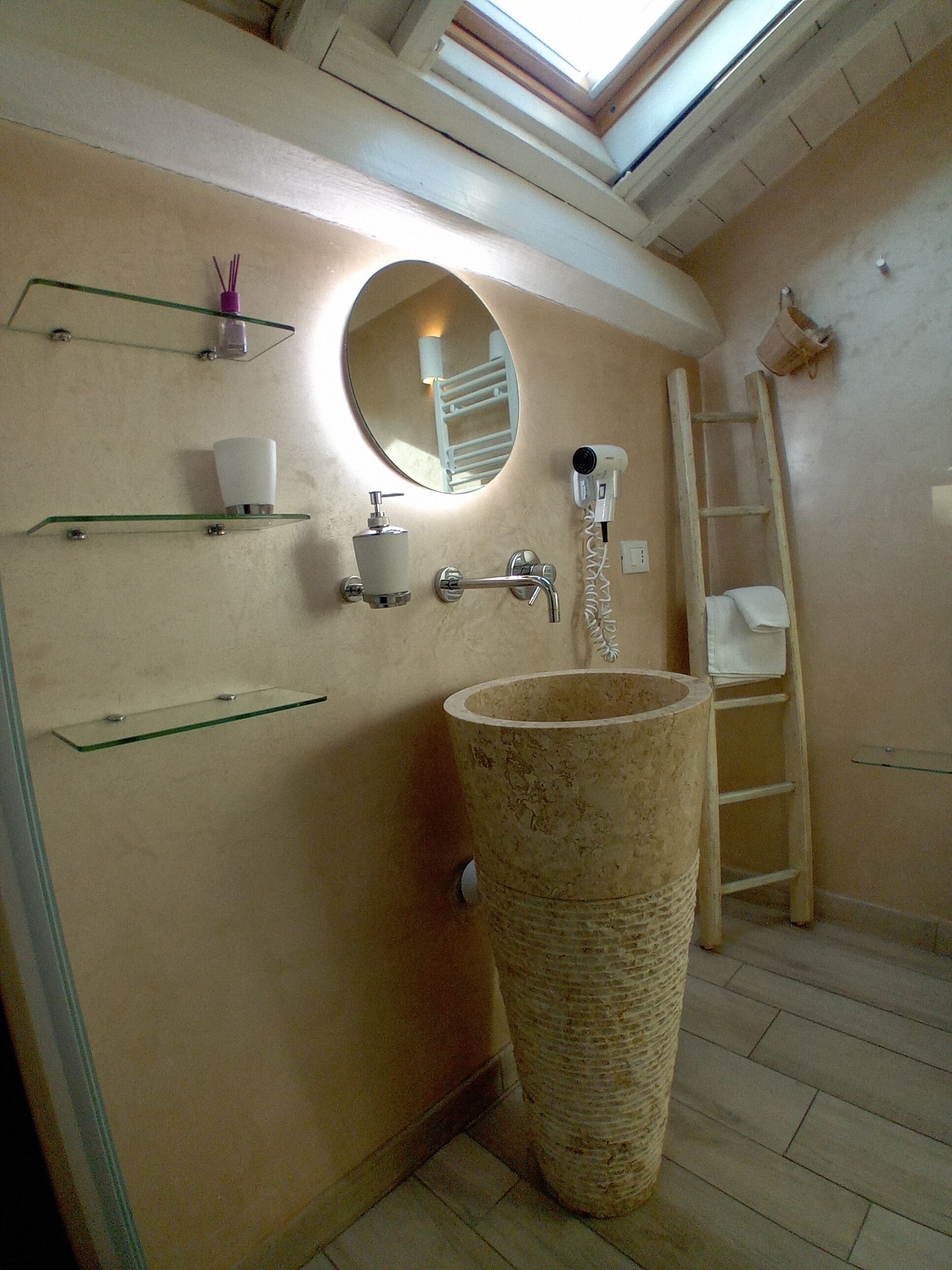 Dusche, Haartrockner, Bidet, Handtücher