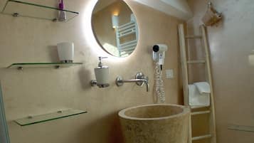 Dusche, Haartrockner, Bidet, Handtücher