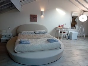 Room - DELUXE DOUBLE ROOM WITH ROUND BED IN THE CENTER OF ALBENGA UP TO 4 PEOPLE (Albenga)