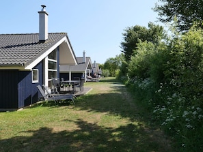 A row of modern houses with a grassy path between them. - 4 Star Holiday Home in Grossenbrode (Grossenbrode)