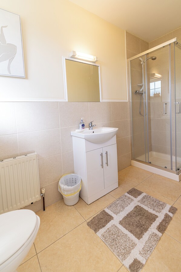 Dusche, Haartrockner, Handtücher, Seife