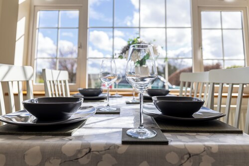 Comfortable and modern cottage, 2 minute walk to traditional Irish thatch pub