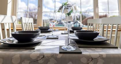 Comfortable and modern cottage, 2 minute walk to traditional Irish thatch pub