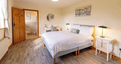 Comfortable and modern cottage, 2 minute walk to traditional Irish thatch pub