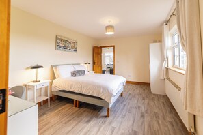 Tabla de planchar con plancha, wifi, ropa de cama