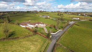 Exterior - Comfortable and modern cottage, 2 minute walk to traditional Irish thatch pub (Ballinamuck)