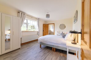 Room - Comfortable and modern cottage, 2 minute walk to traditional Irish thatch pub (Ballinamuck)