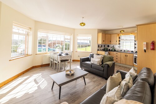 Comfortable and modern cottage, 2 minute walk to traditional Irish thatch pub