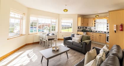 Comfortable and modern cottage, 2 minute walk to traditional Irish thatch pub