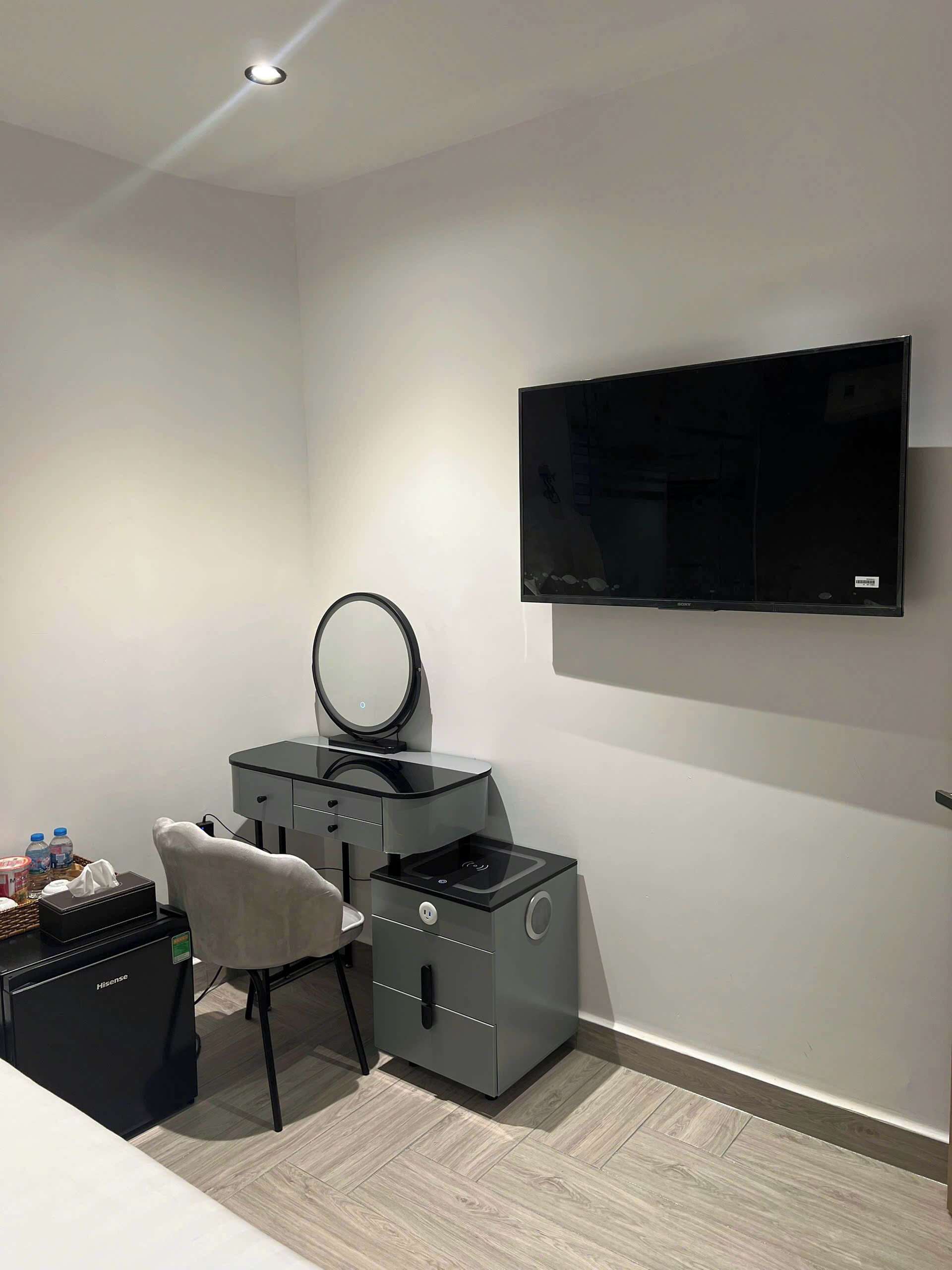 Habitación doble, 1 cama matrimonial, servicio de limpieza, vista a la ciudad | Interior