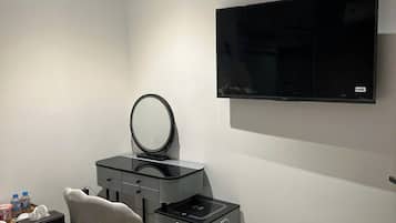 Habitación doble, 1 cama matrimonial, servicio de limpieza, vista a la ciudad | Interior