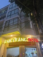 Um hotel com fachada chamativa, grandes janelas e entrada visível.