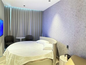 Desk, laptop workspace, blackout drapes, soundproofing - Ánh Trăng Luxury Hotel  (Ho Chi Minh City)