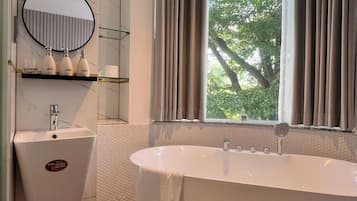 Ilmaiset hygieniatuotteet, hiustenkuivaaja, tohvelit, pyyhkeet