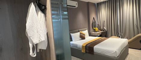 Deluxe Double Room, 1 Double Bed, Housekeeping, City View