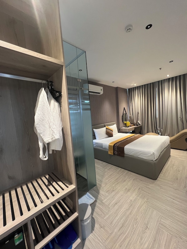 Deluxe Double Room, 1 Double Bed, Housekeeping, City View