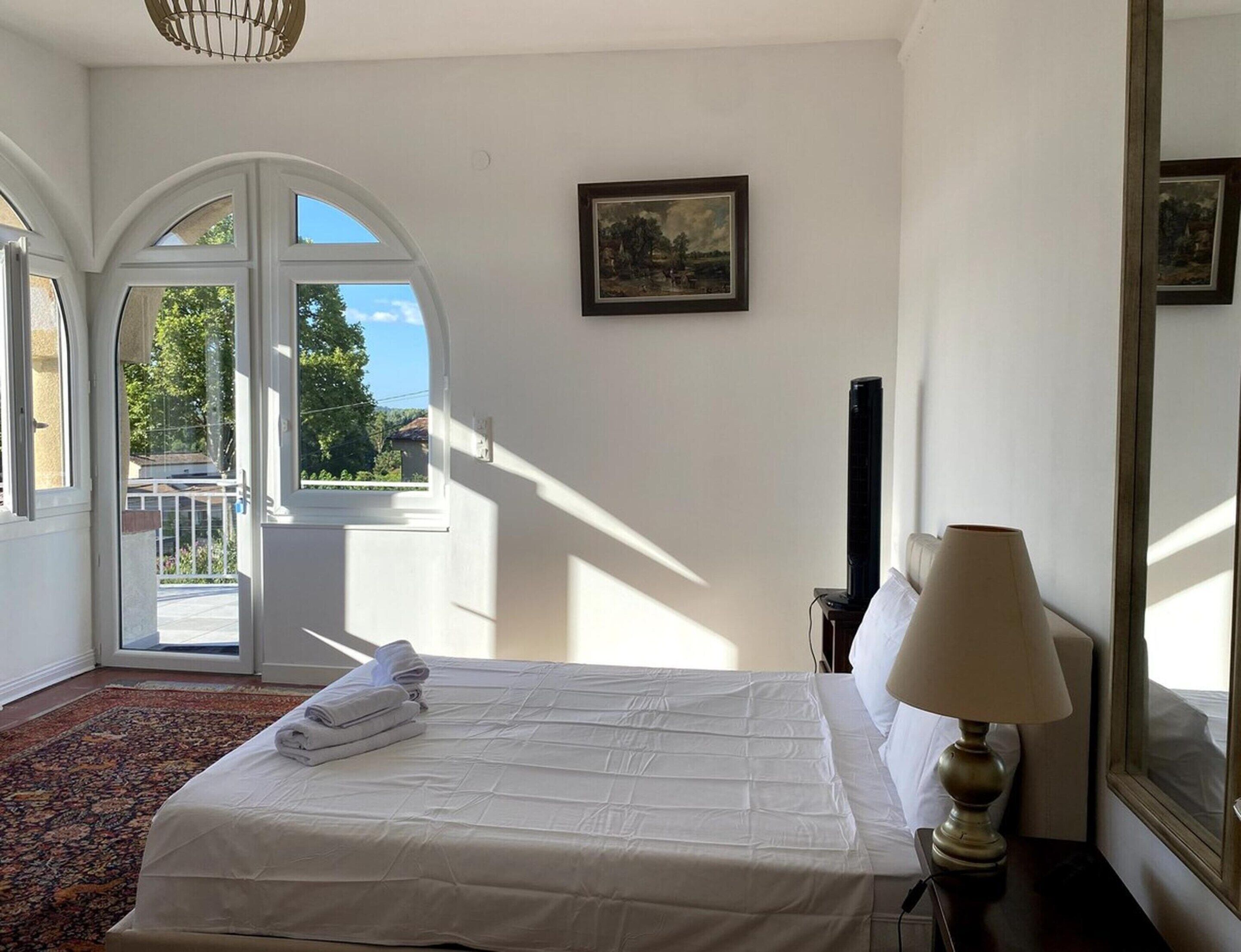 6 bedrooms, iron/ironing board