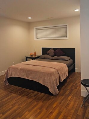 1 bedroom, iron/ironing board, WiFi, bed sheets - Cozy home in Sunshine hills Delta,Enchanting 1-bedroom house. (Delta)