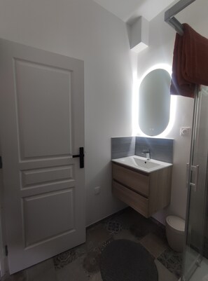 Shower, hair dryer, towels, toilet paper - Accommodation, terrace and secure, covered parking lot 5 minutes from Lille (Marcq-en-Barœul)