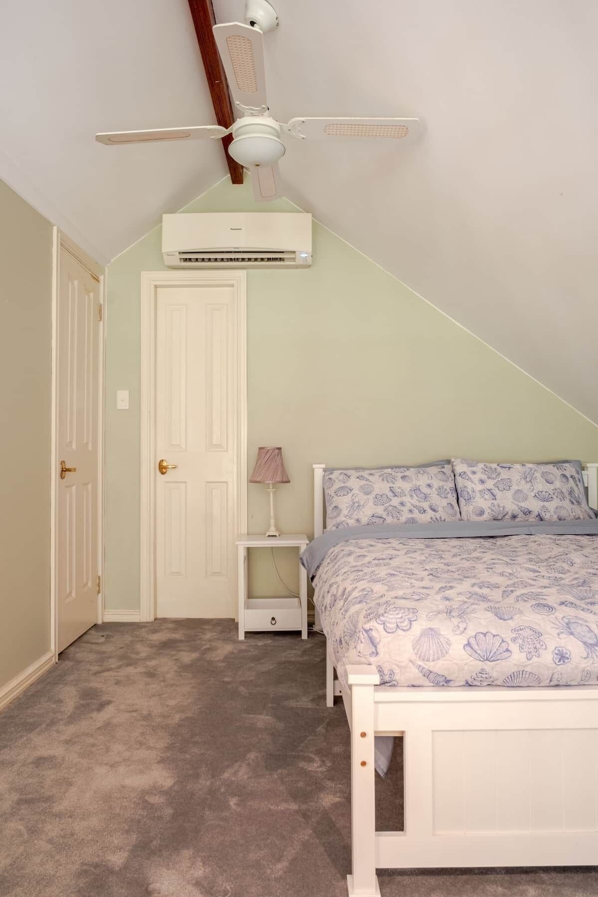 2 chambres, fer et planche à repasser, Wi-Fi, draps fournis