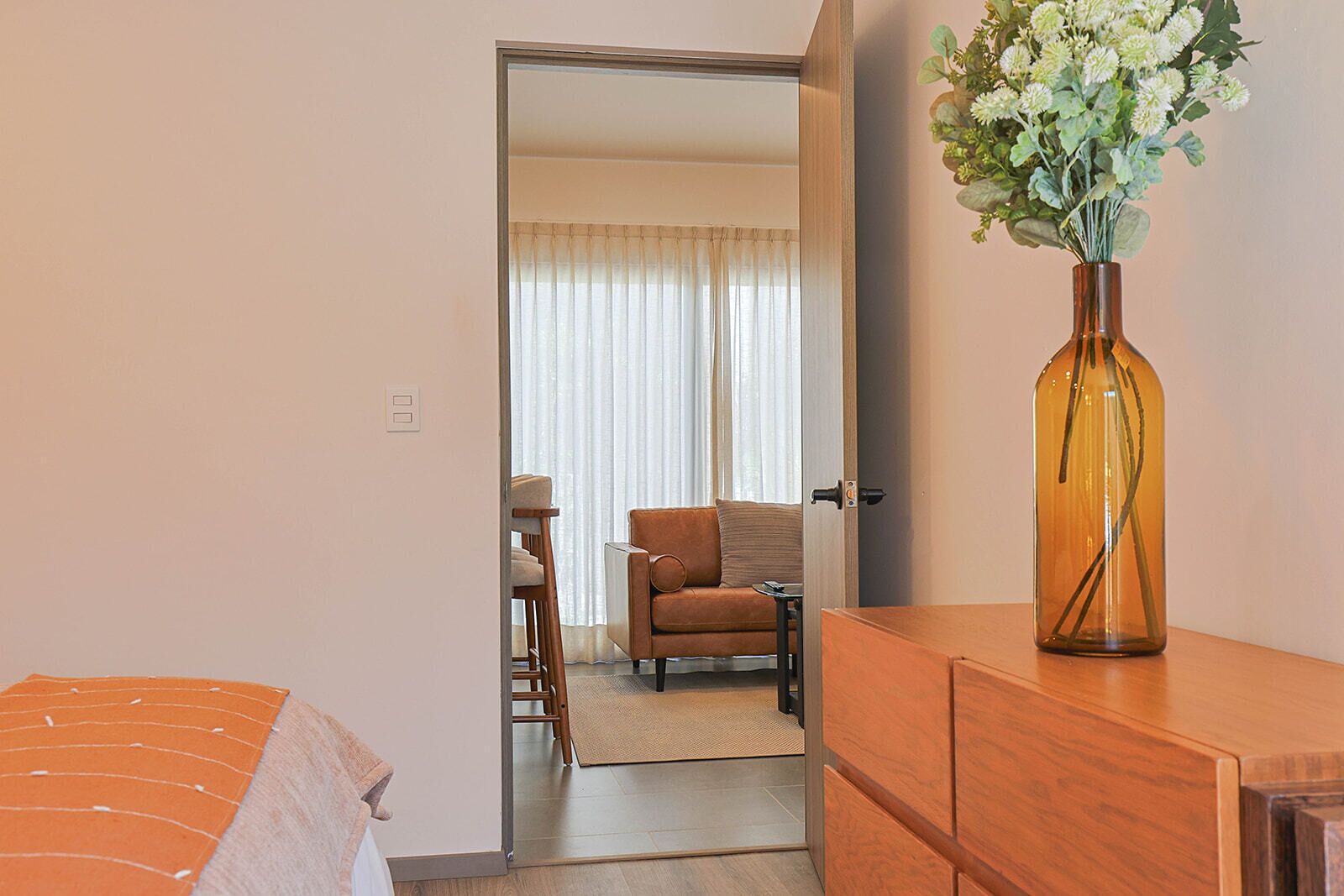 Cortinas blackout, tabla de planchar con plancha y wifi gratis 