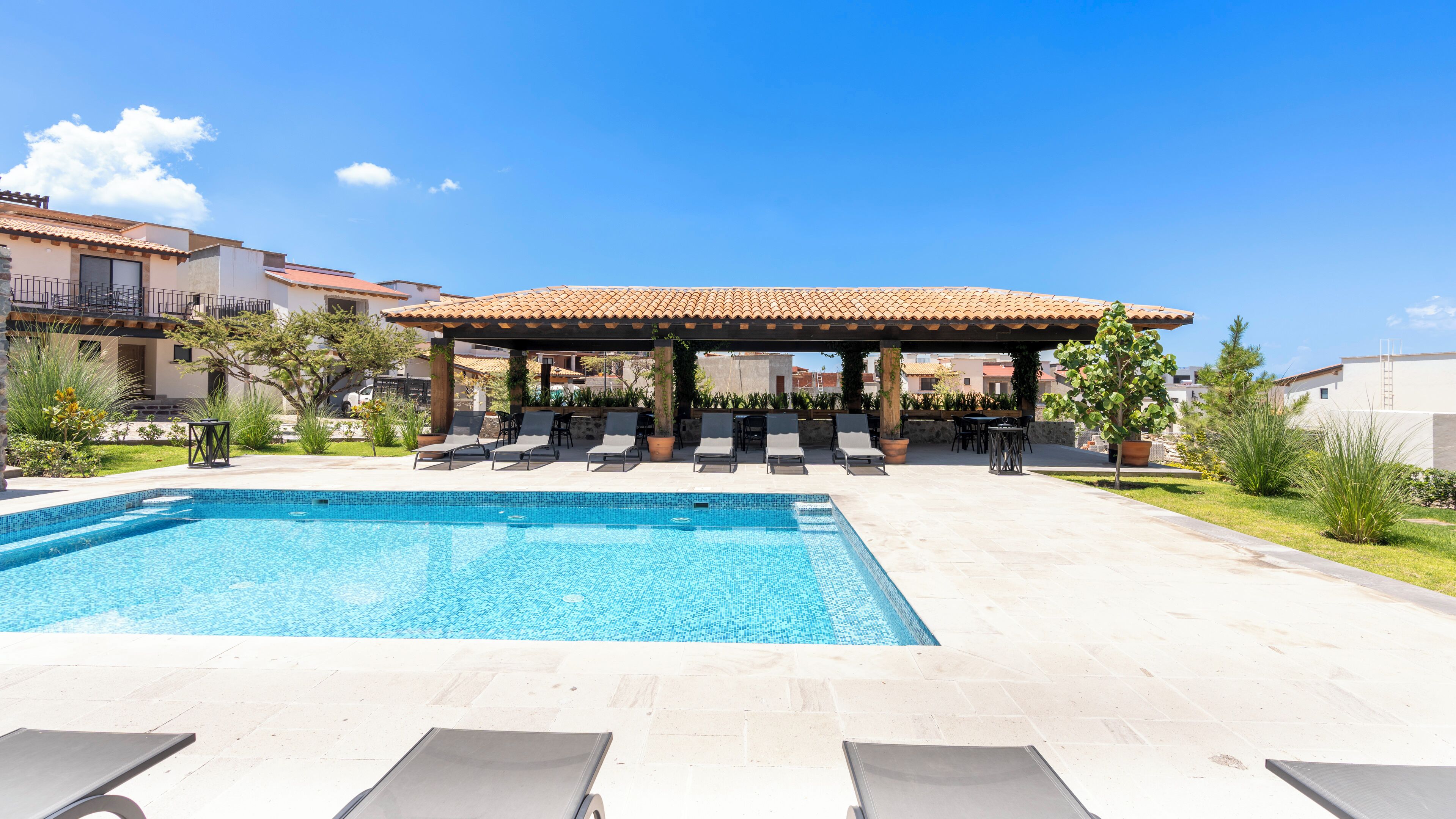 2 piscines extérieures