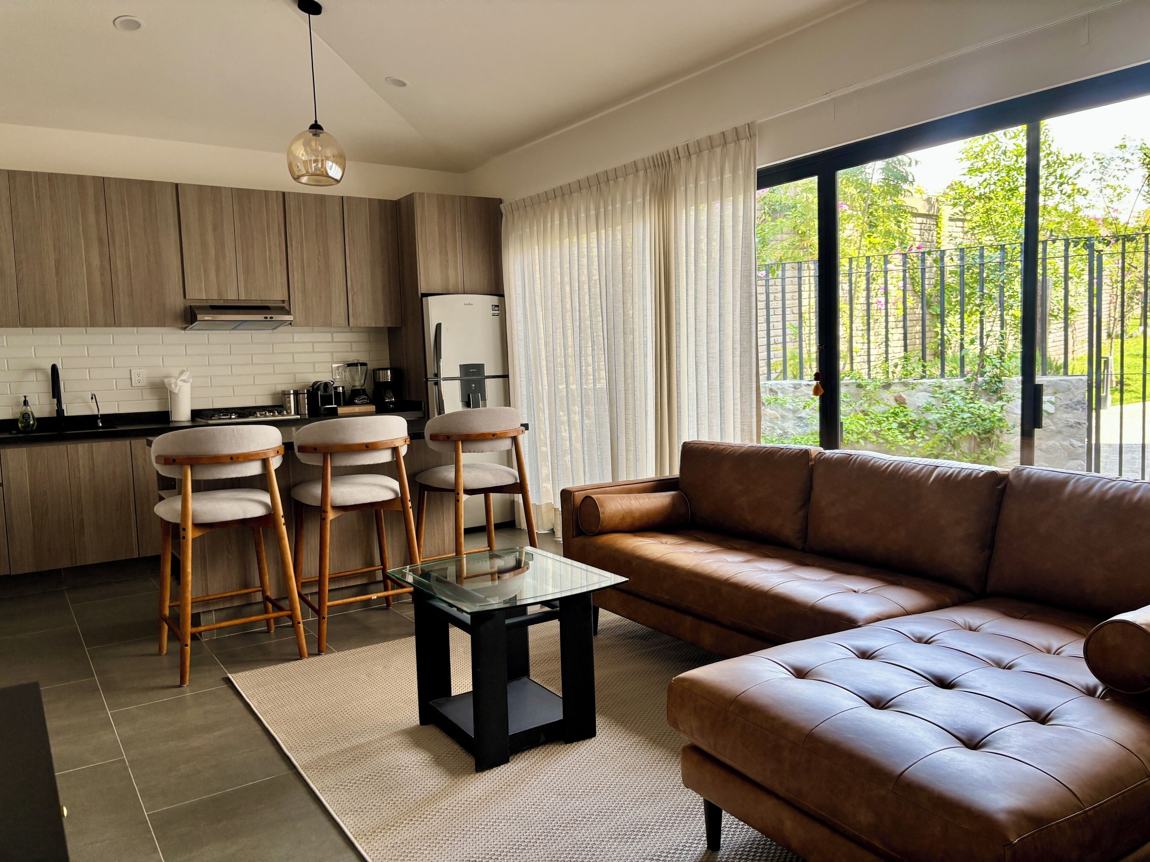 Casa familiar, 2 habitaciones, patio | Área de sala de estar