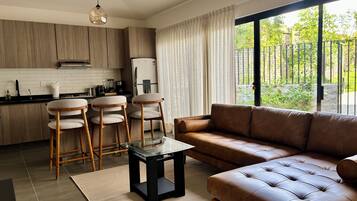 Casa familiar, 2 habitaciones, patio | Área de sala de estar