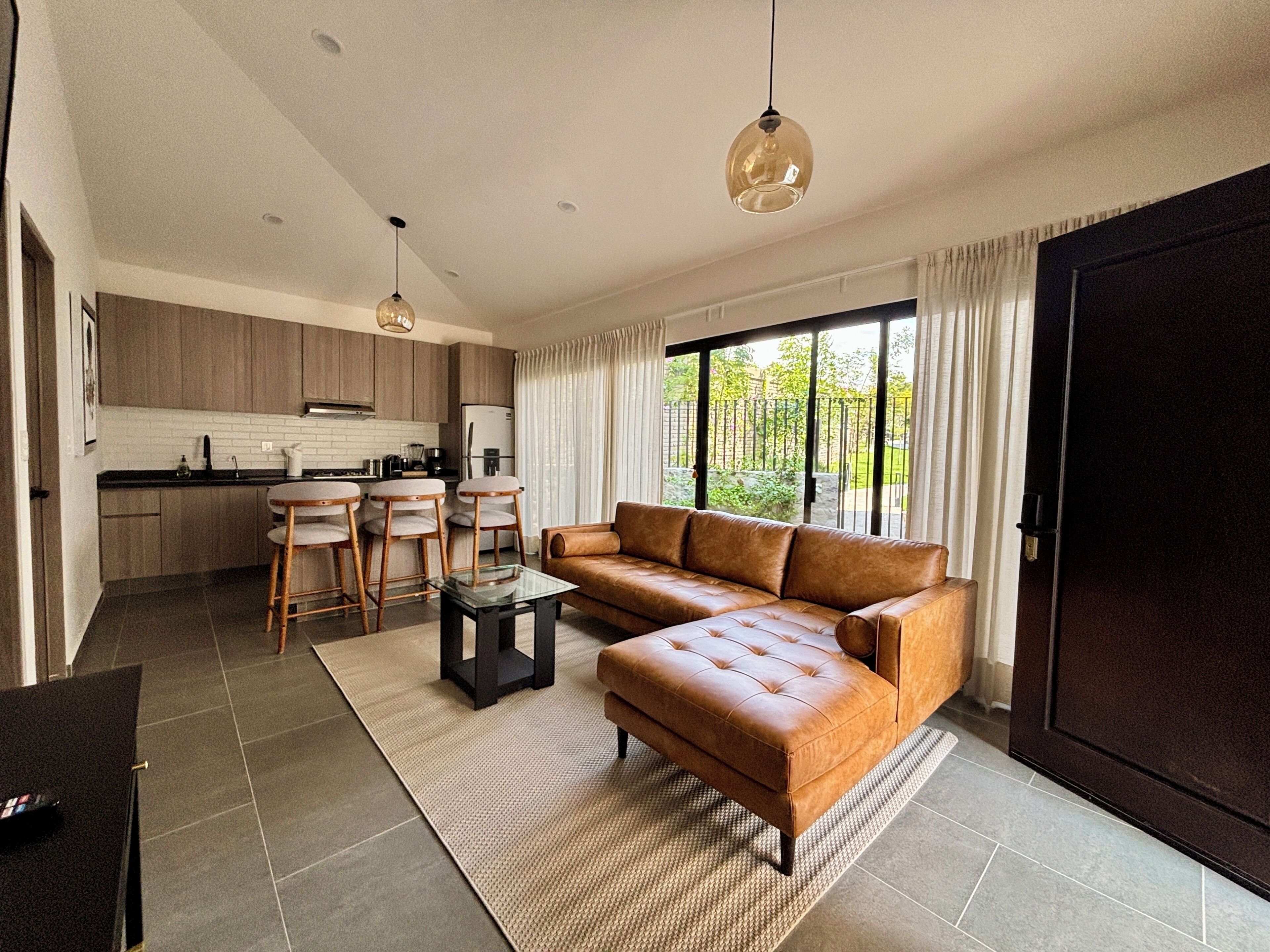 Casa familiar, 2 habitaciones, patio | Área de sala de estar