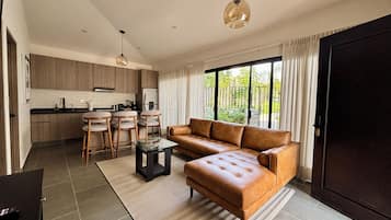 Casa familiar, 2 habitaciones, patio | Área de sala de estar