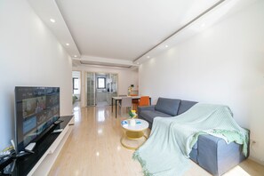 Suite supérieure, 2 chambres, non-fumeur, vue sur la ville | Aire de séjour | Téléviseur de 55 po avec télévision par câble
