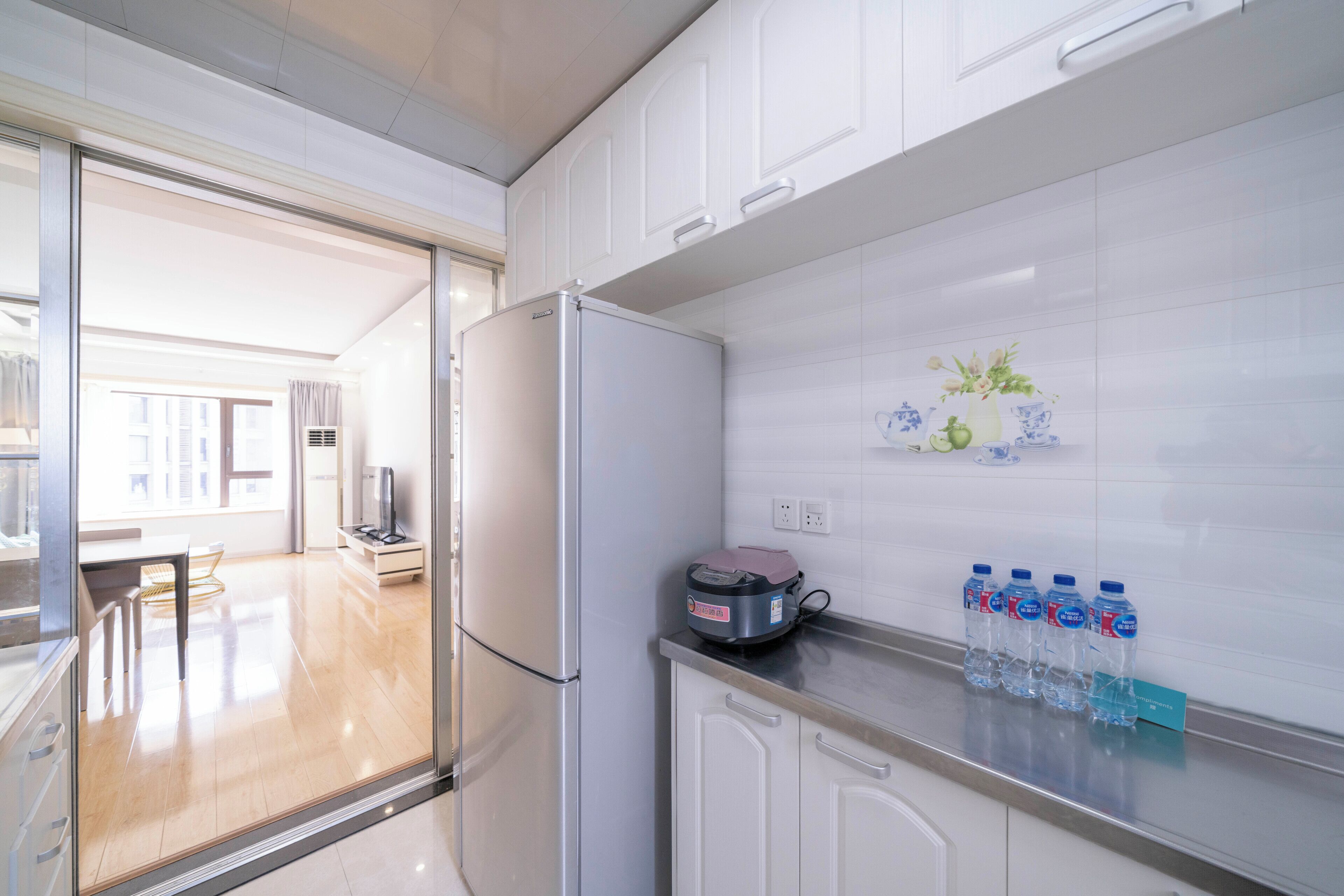 Refrigerador, microondas, placa de cocina, arrocera