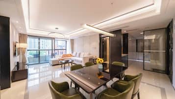 Superior Suite, 3 Bedrooms, Non Smoking, 2 Bathrooms | Peralatan tempat tidur premium, gebar bulu kapas