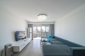 Suite supérieure, 3 chambres, non-fumeur, vue sur la ville | Salle de séjour | Téléviseur de 55 po avec télévision par câble