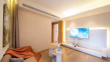 Superior Suite, Multiple Beds, Non Smoking, City View | Living area