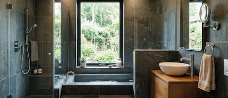 SĂšche-cheveux, serviettes fournies, savon, papier toilette