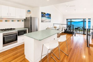 Fridge, microwave, oven, stovetop - Panorama 3 & Free Buggy - Hamilton Island (Hamilton island)