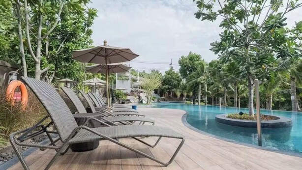 A poolside area with lounge chairs and umbrellas. - Unixx South Pattaya Condominium (Pattaya)