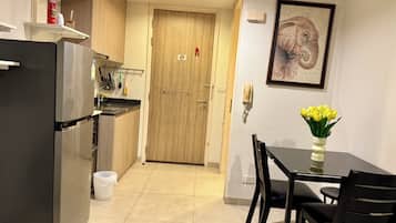 Economy Condo, 1 King Bed