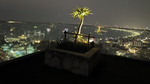 A balcony with a view of a cityscape at night. - Unixx South Pattaya Condominium (Pattaya)