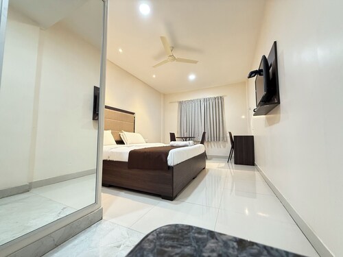 HOTEL CENTER POINT