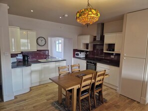 Classic Bungalow, Garden View | Private kitchen - 2 Newmill (Stanley)