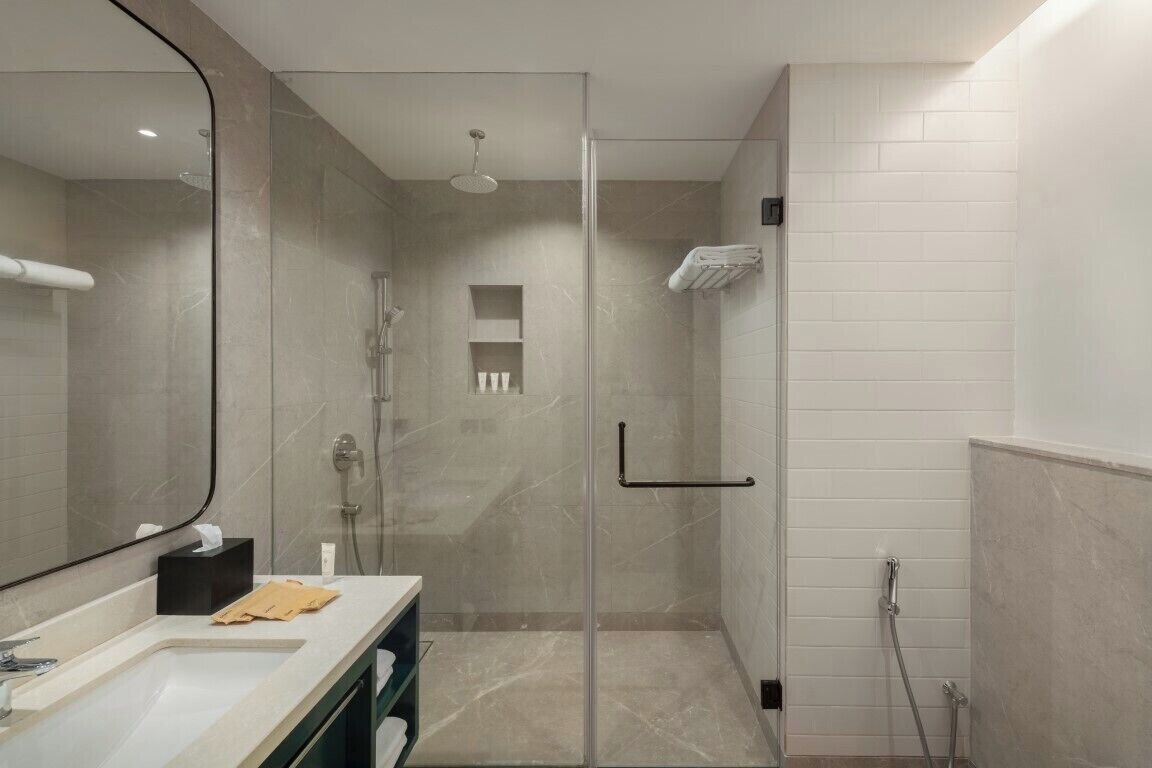 Suite | Badkamer | Een douche, een regendouche, designer toiletartikelen, een haardroger