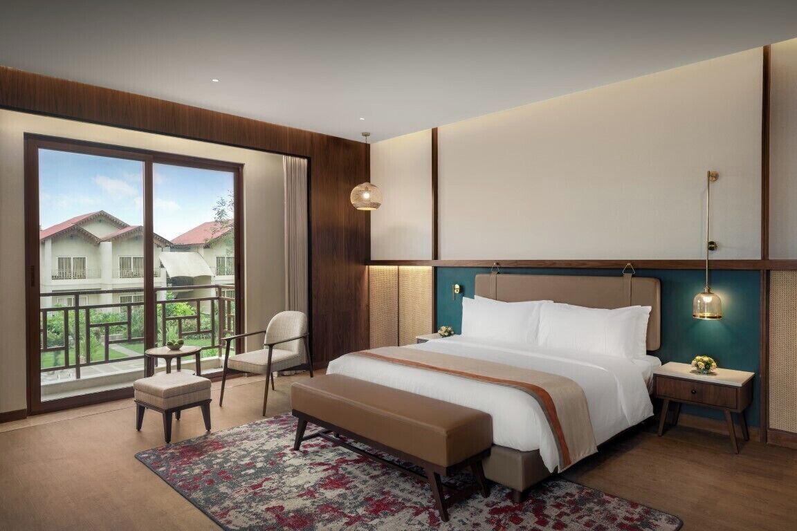 Suite, balcón, vistas al jardín | Ropa de cama hipoalergénica, caja fuerte, escritorio