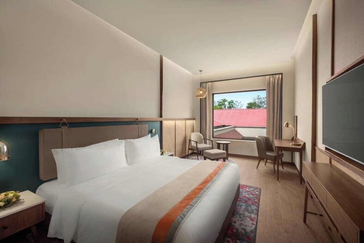 Room, 1 King Bed, Non Smoking, Garden View | Hypo-allergenic bedding, in-room safe, desk, laptop workspace