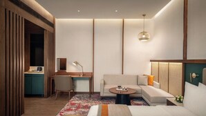 Manor Suite with Balcony | Peralatan tempat tidur premium, gebar bulu kapas, peti besi dalam bilik 