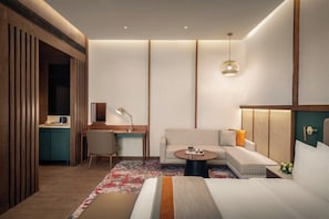 Manor Suite with Balcony | เครื่องนอนป้องกันสารก่อภูมิแพ้, ตู้นิรภัยในห้องพัก, โต๊ะทำงาน