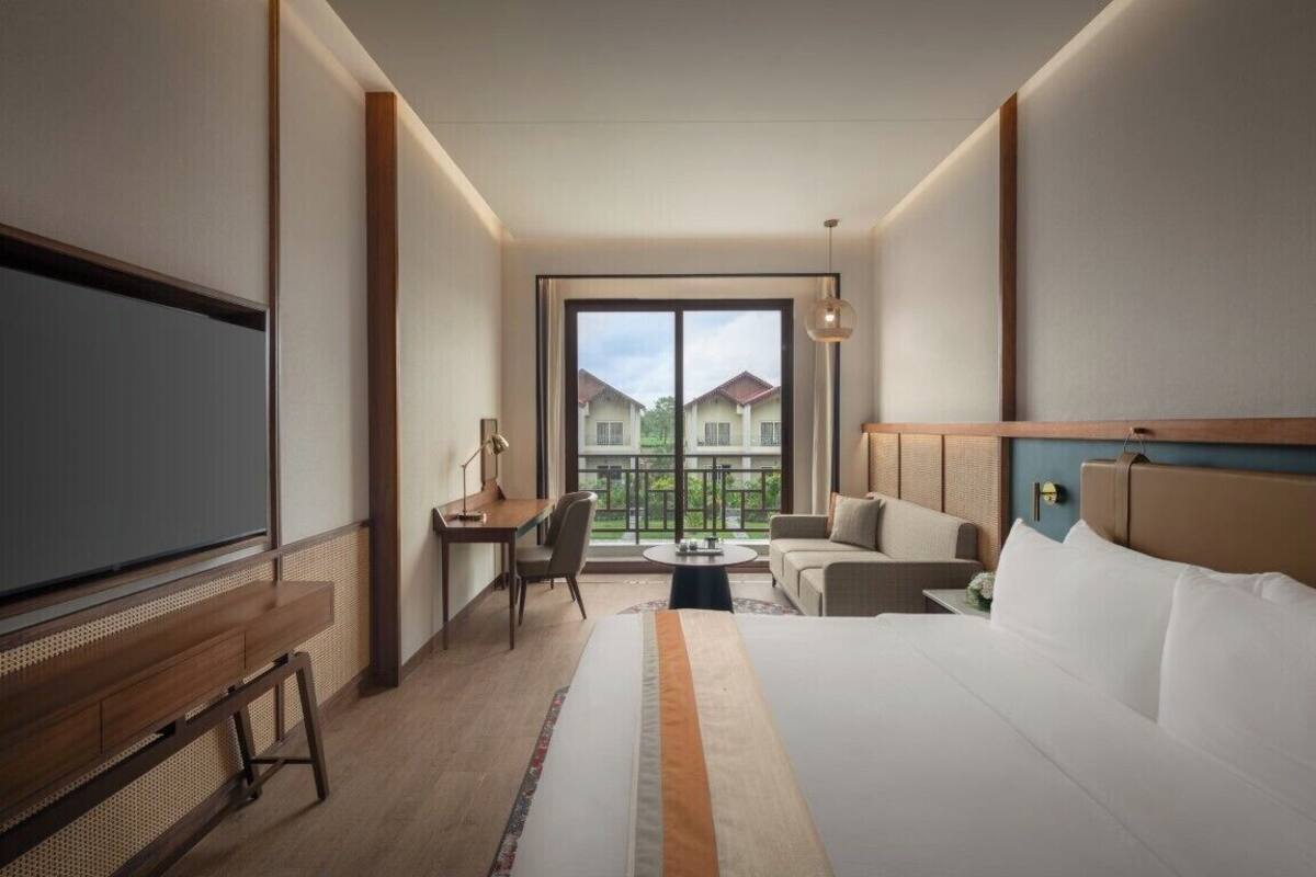 Room, 1 King Bed, Balcony, Garden View | Hypo-allergenic bedding, in-room safe, desk, laptop workspace