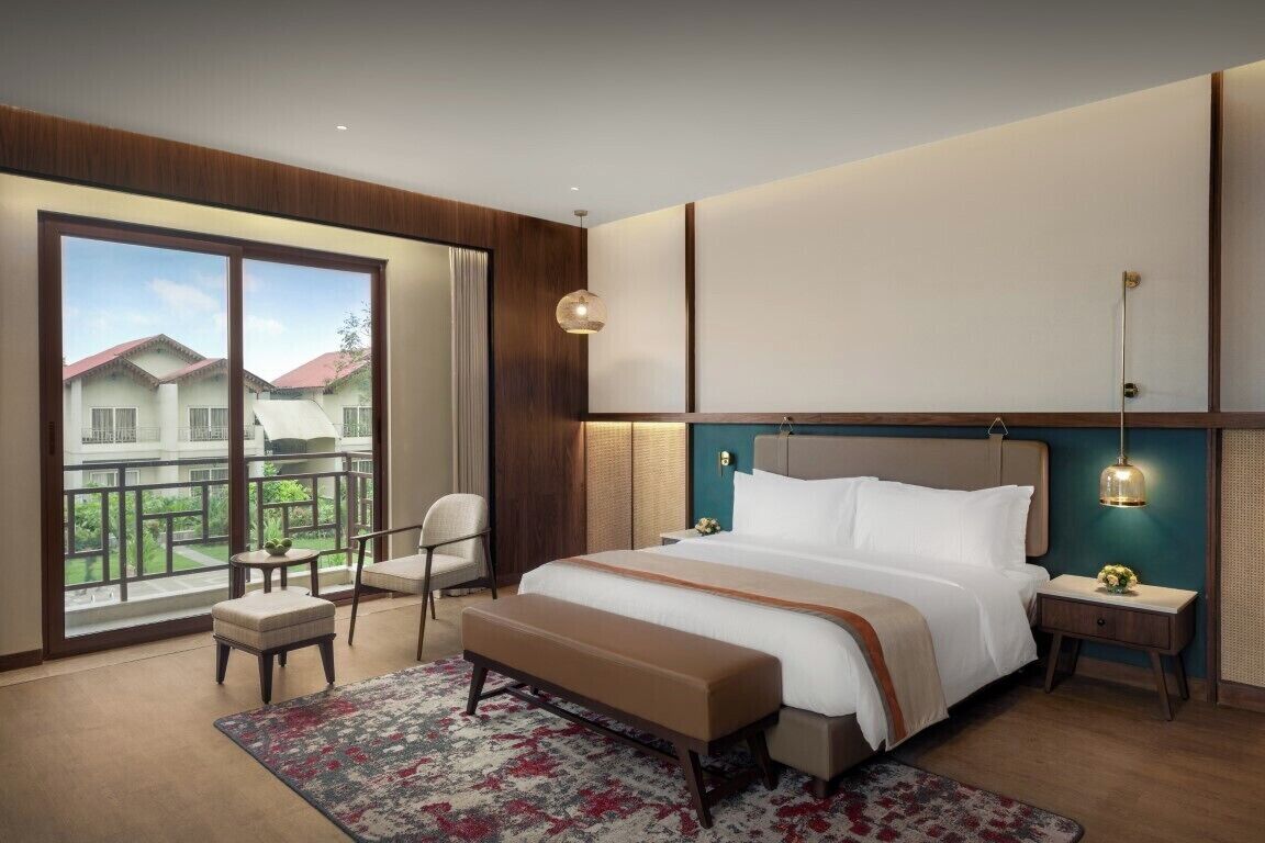 Suite, Balcony, Garden View | Hypo-allergenic bedding available, in-room safe, desk, laptop workspace