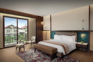 Suite, balcón, vistas al jardín | Ropa de cama hipoalergénica, caja fuerte, escritorio